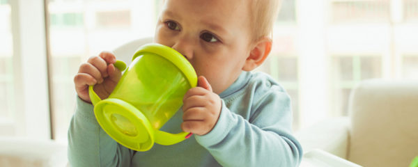 Eau minérale a boire au bébé