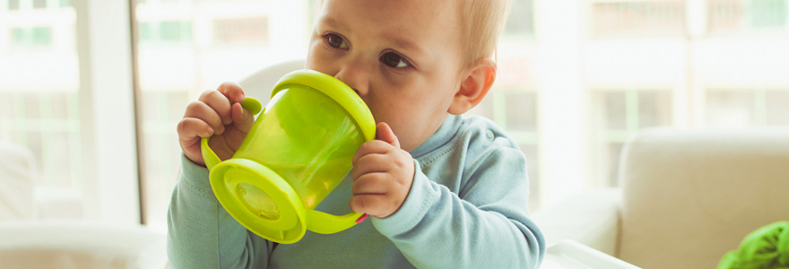 Eau minérale a boire au bébé